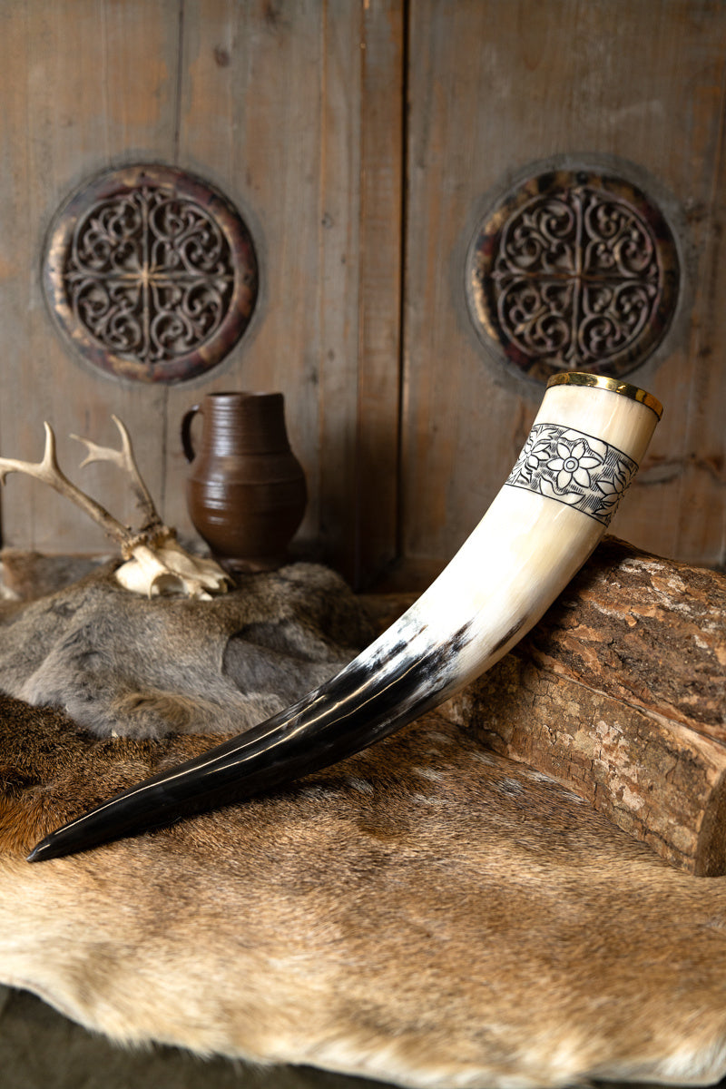 Drinking horn Freya with leather holder, 300-500 ml