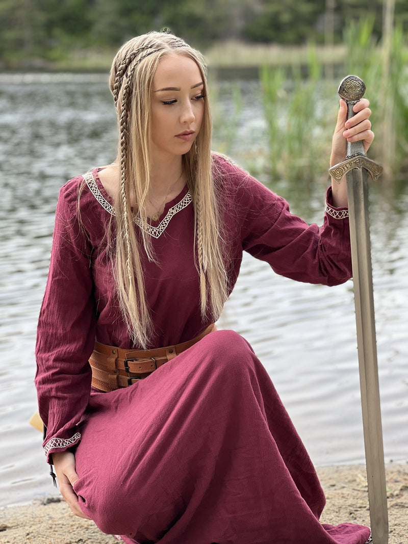 Vroegmiddeleeuwse jurk Aelswith, rood