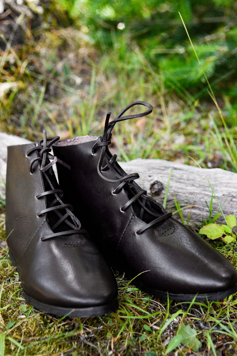 Enkellaarzen met schoennagels, middeleeuws, bruin