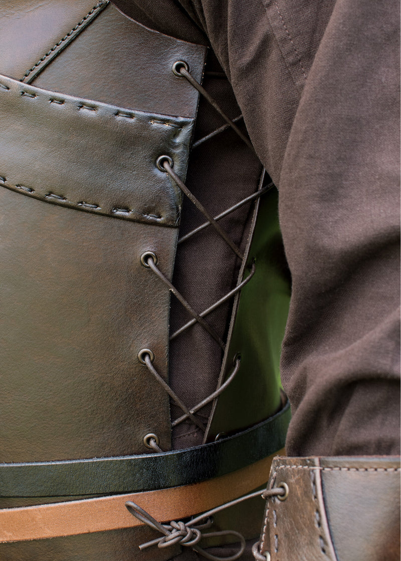 Skórzana pantera piersi z krzyżem, brązowy