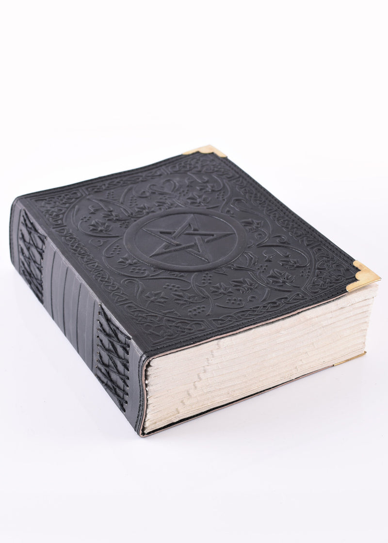 Zwartleren boek met pentagram