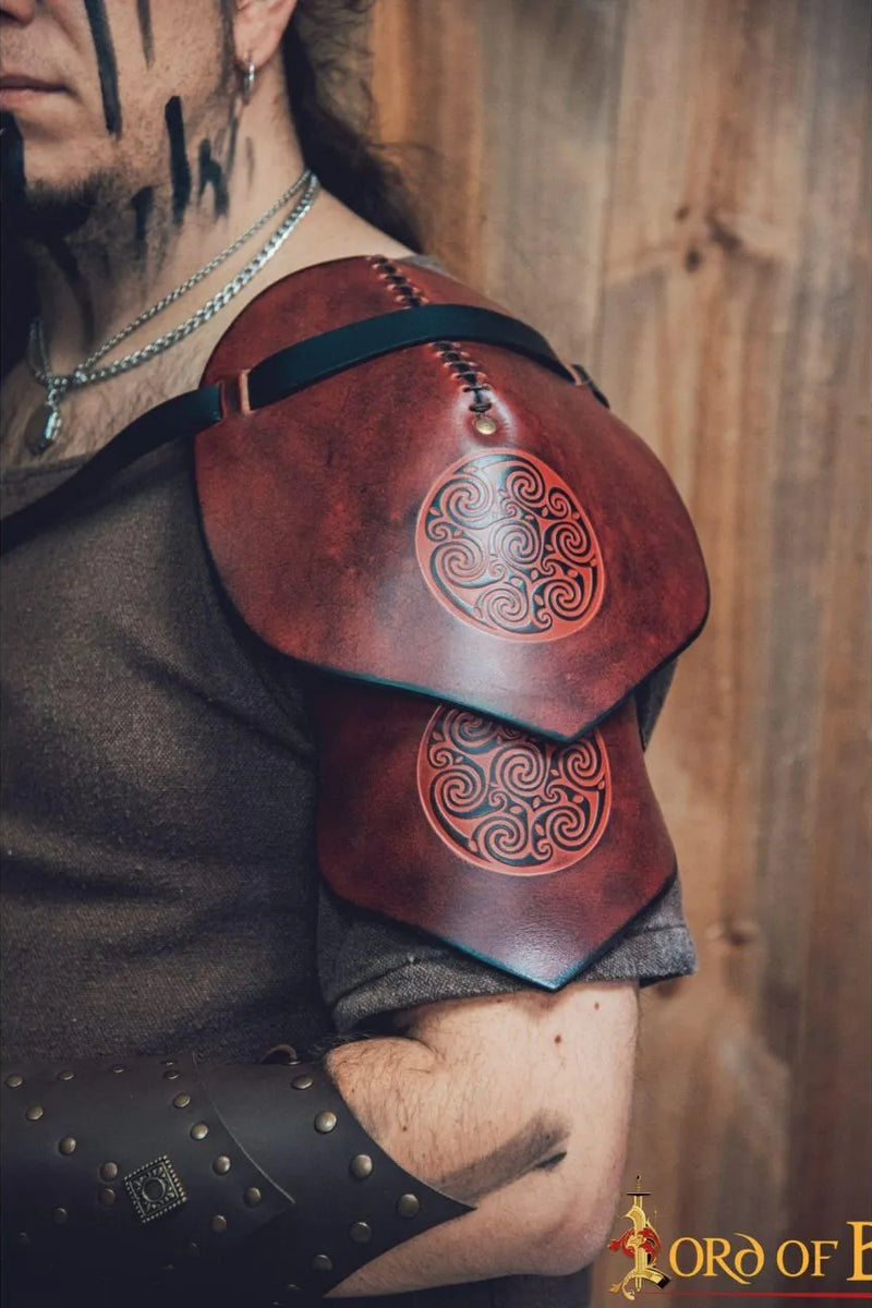 Leren pauldron Keltische spiralen