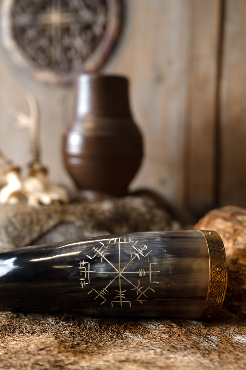 Corno per bere con vegvisir e finiture in ottone, 300-500 ml 