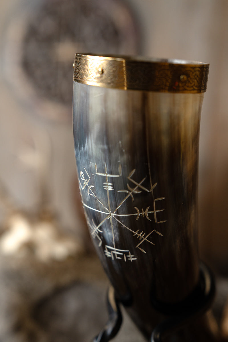 Corno per bere con vegvisir e finiture in ottone, 300-500 ml 