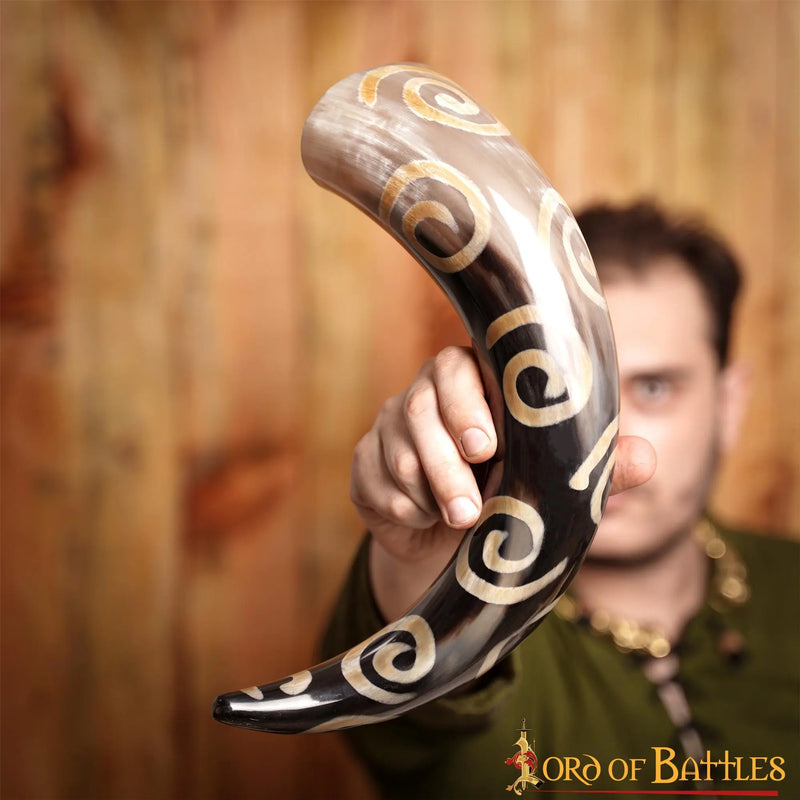 Prehistorische drinkhoorn met spiraalmotieven, 300-500 ml