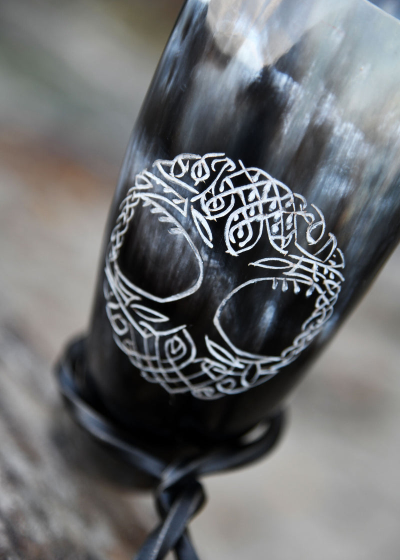 Picie rogu yggdrasil