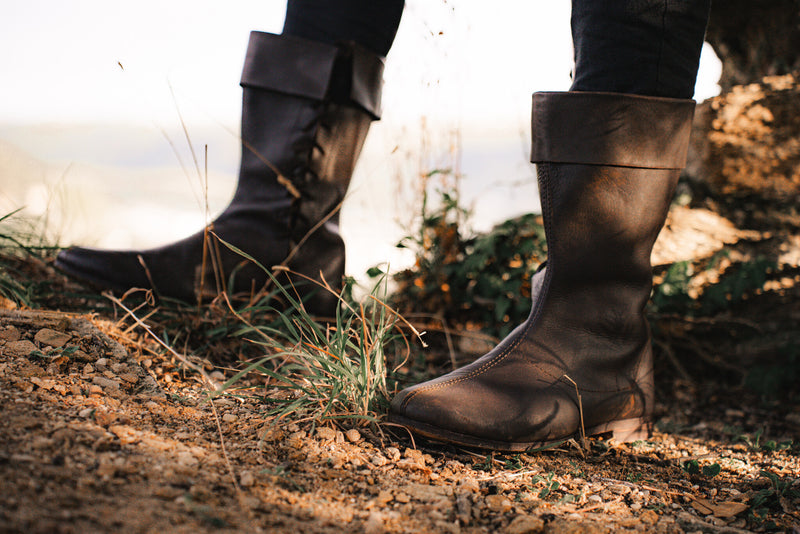 Hoge laars met een vetersluiting opzij, bruin