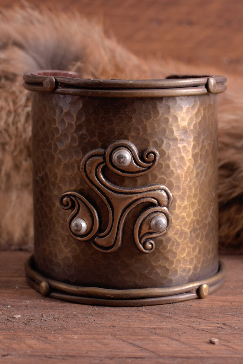 Keltisk armband med triskelion, mässing 