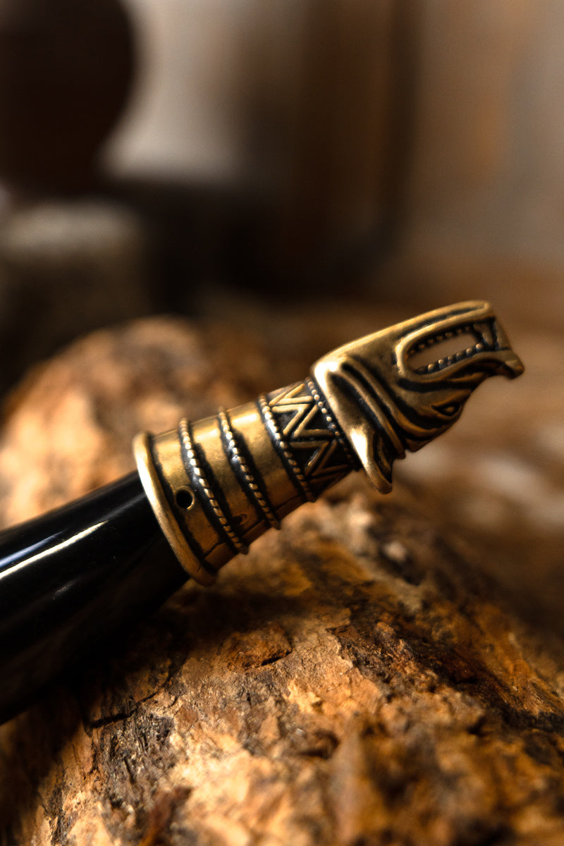 Drinkhoorndecoratie met wolfskop brons