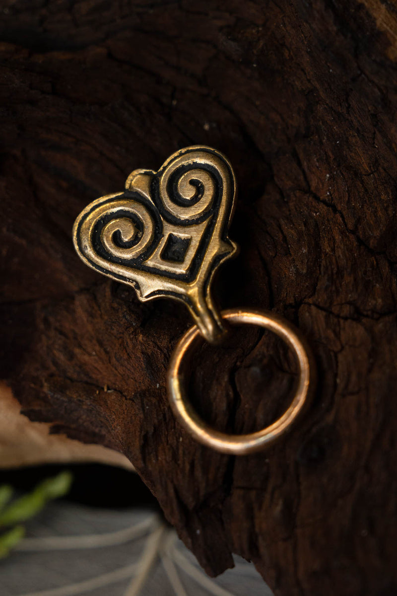 Herz -verdrängte Wikingergürtelbeschläge mit Ring