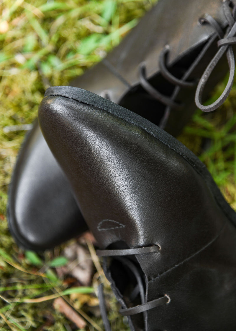 Enkellaarzen met schoennagels, middeleeuws, bruin