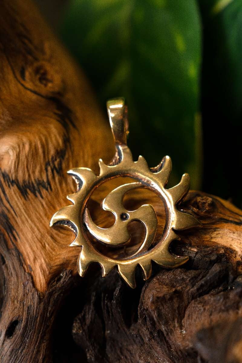 Hanger triskelion met zon, brons