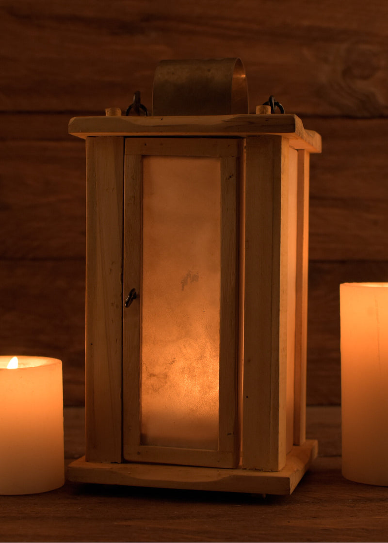 Houten lantaren met perkament raampjes