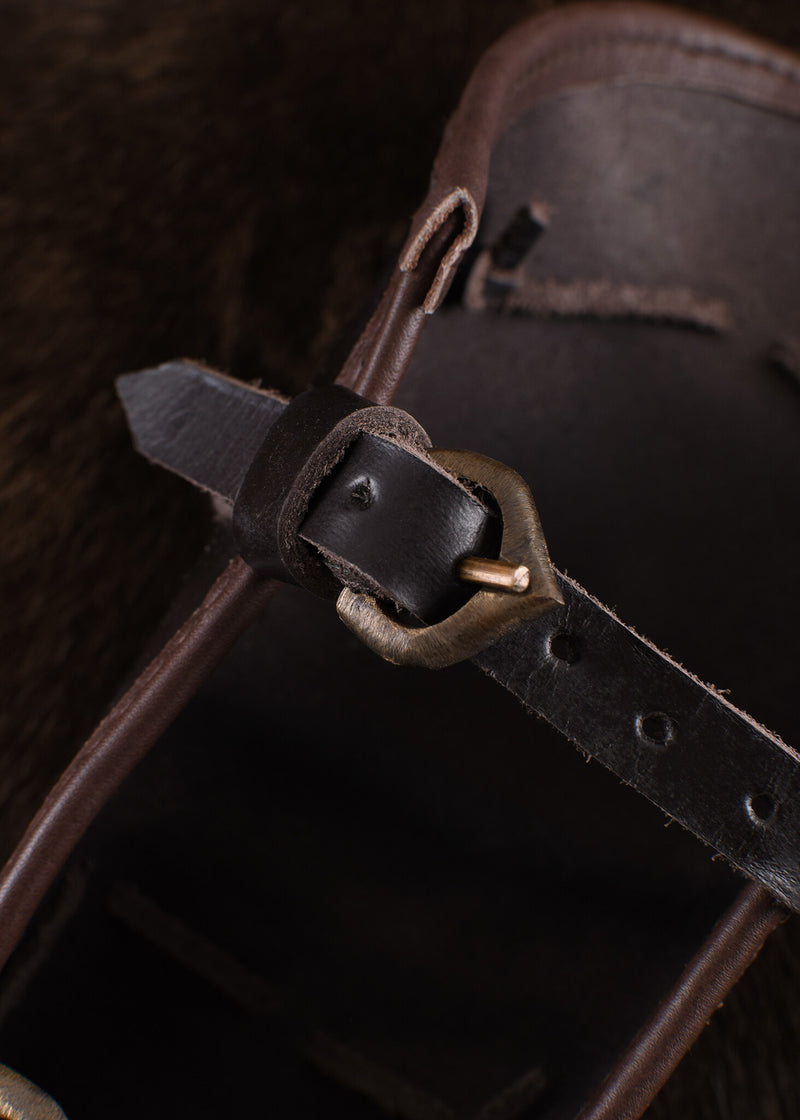 Aerdwulf leren bracers, onderarmbeschermers, met metalen strips