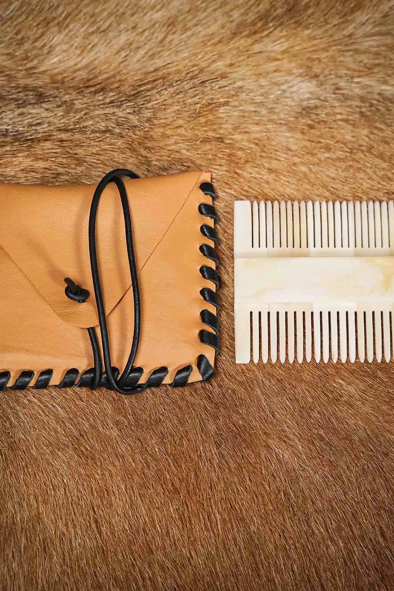 Pettine medievale in osso con borsetta in pelle 