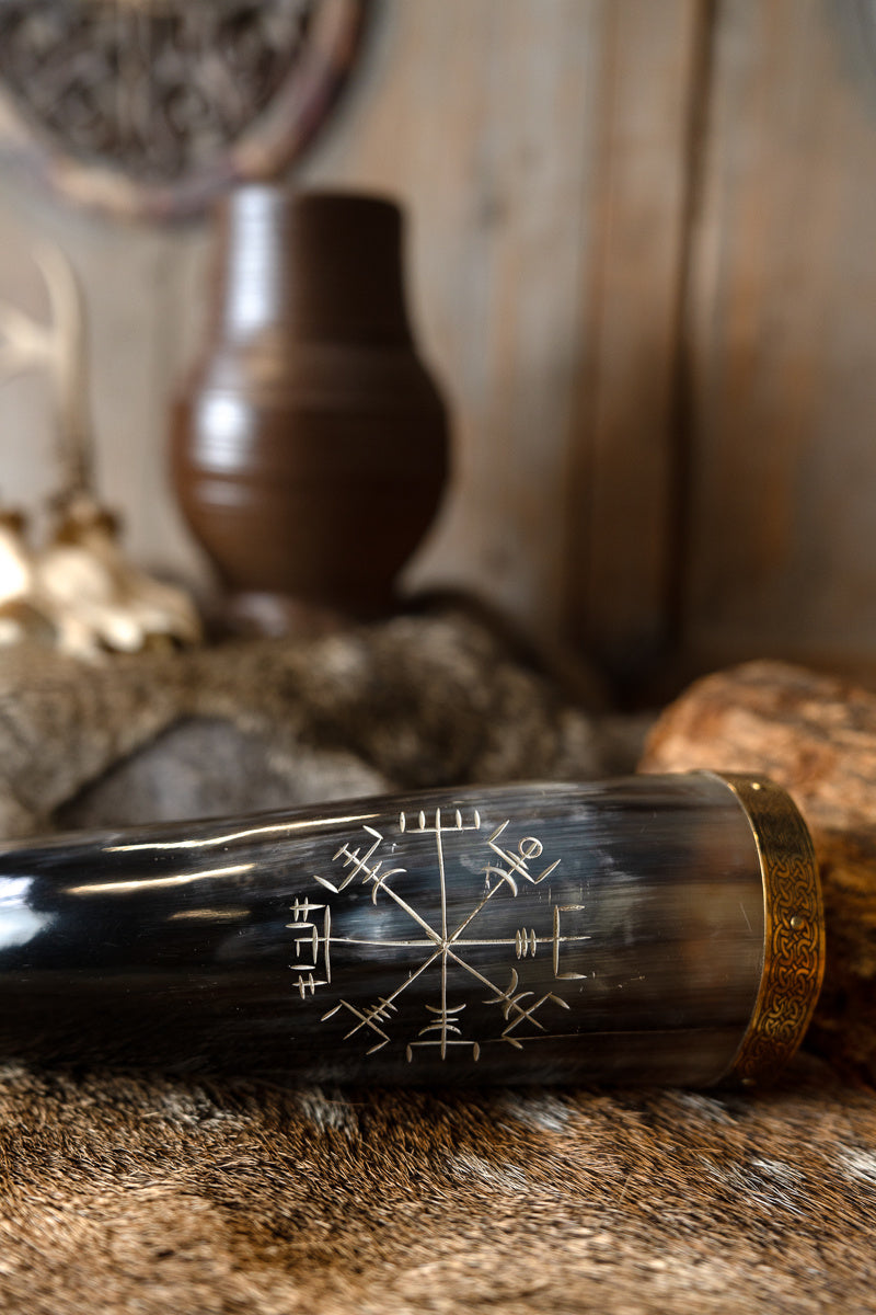 Corno per bere con vegvisir e finiture in ottone, 300-500 ml 