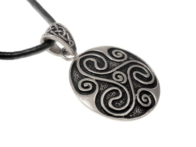 Amulet Keltische trisquelion, verzilverd brons