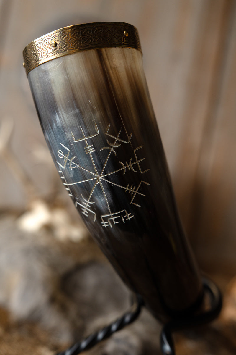 Corno per bere con vegvisir e finiture in ottone, 300-500 ml 