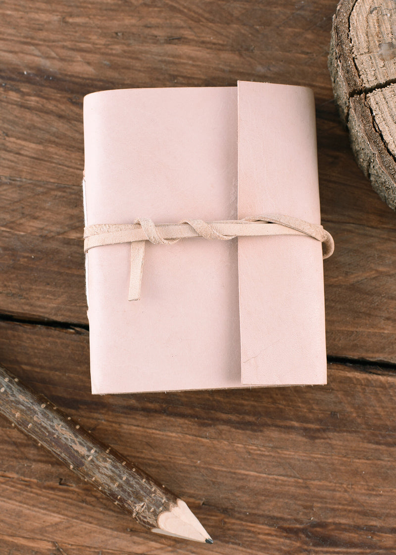 Klein zakboekje met leren kaft