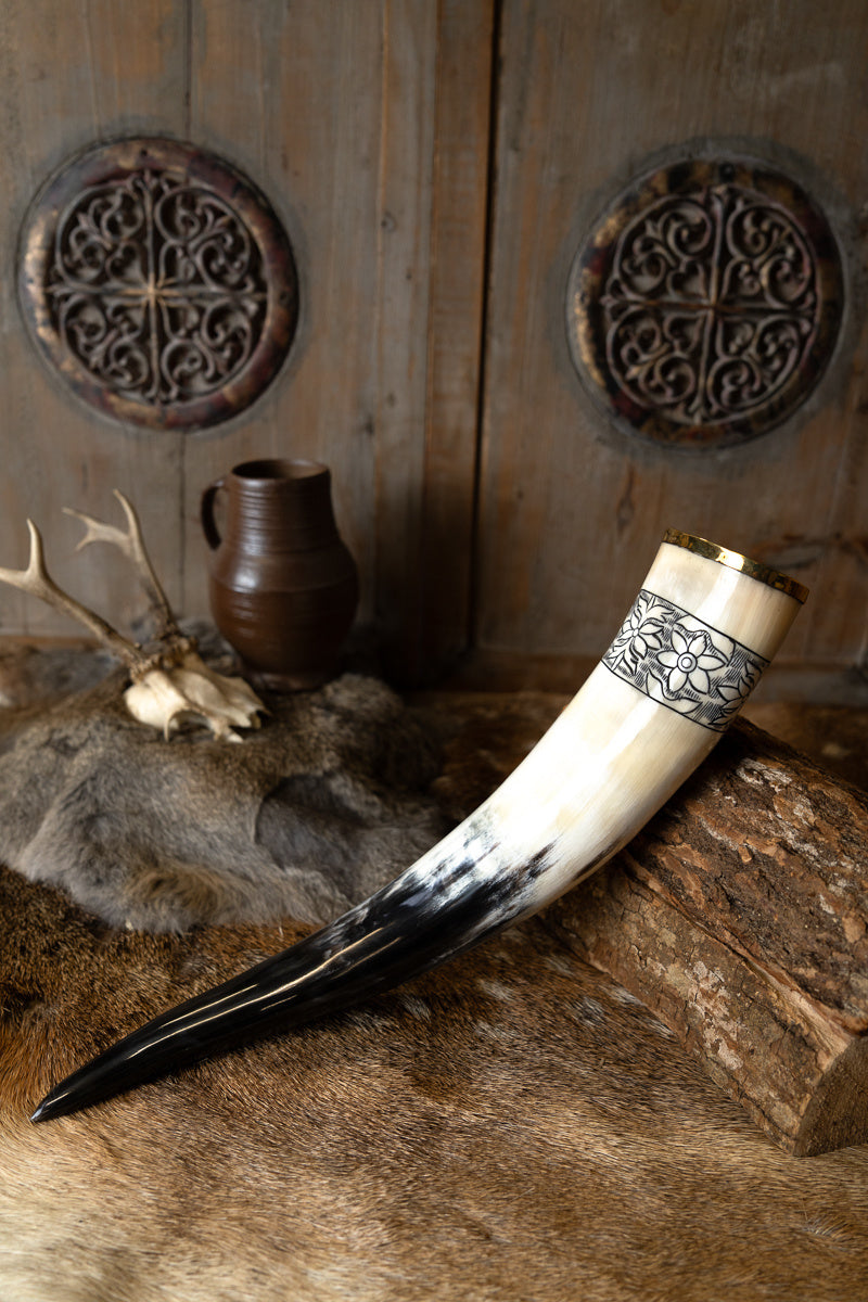 Drinking horn Freya with leather holder, 300-500 ml