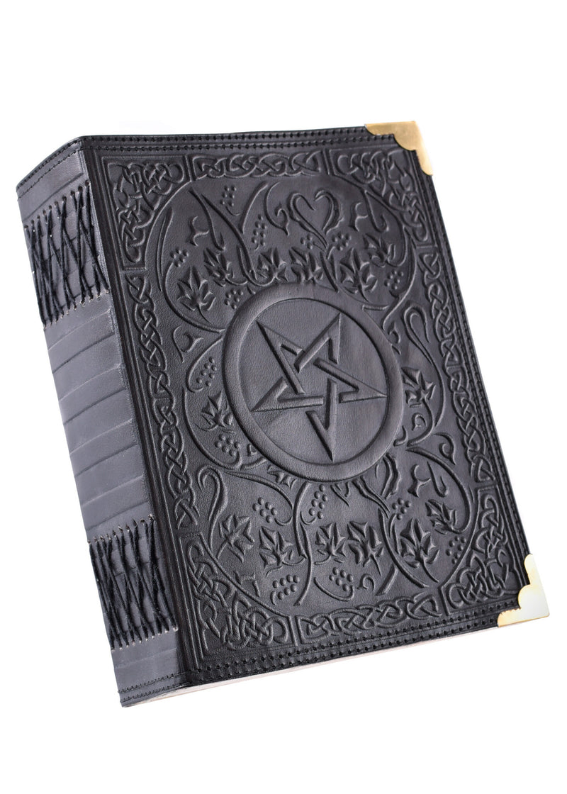 Zwartleren boek met pentagram