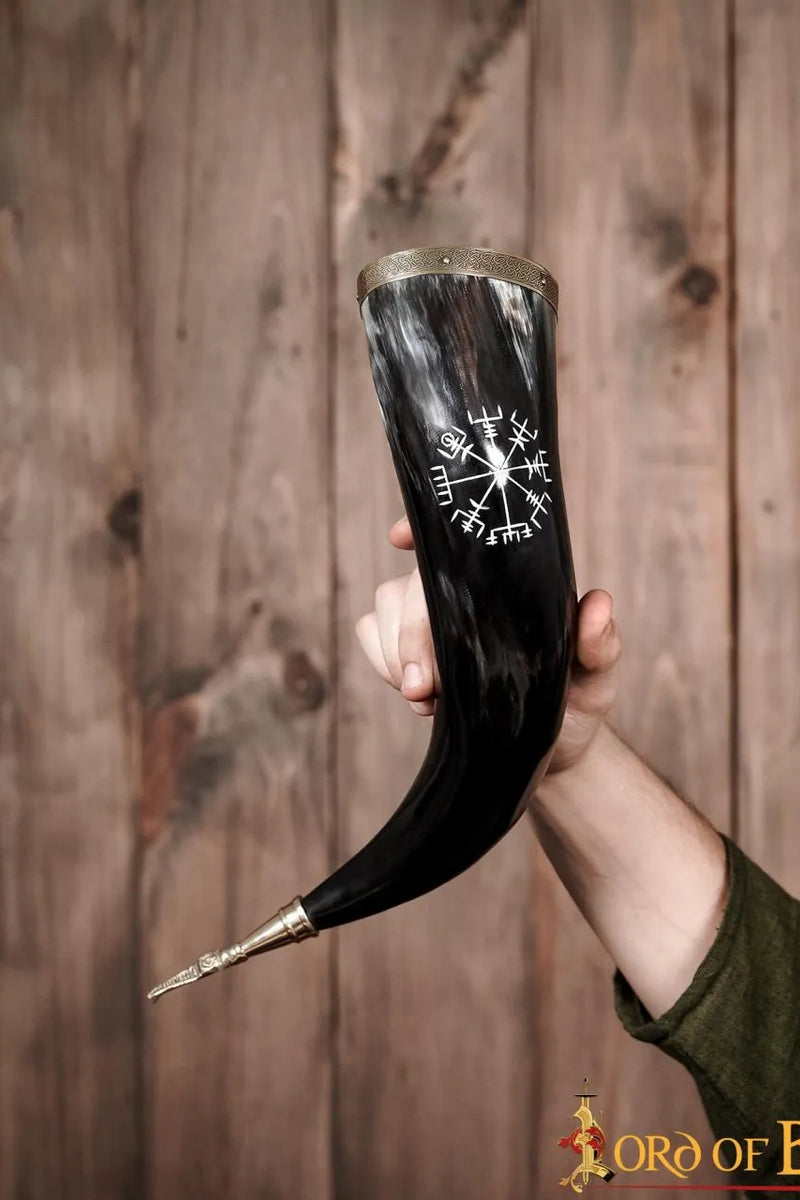 Drinkhoorn met vegvisir en messingen beslag, 300-500 ml