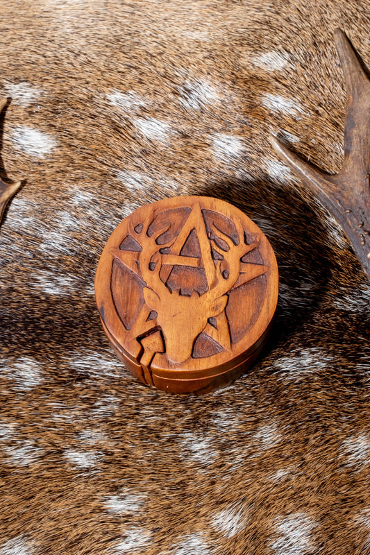 Smykkeskrin hjort og pentagram, træ 