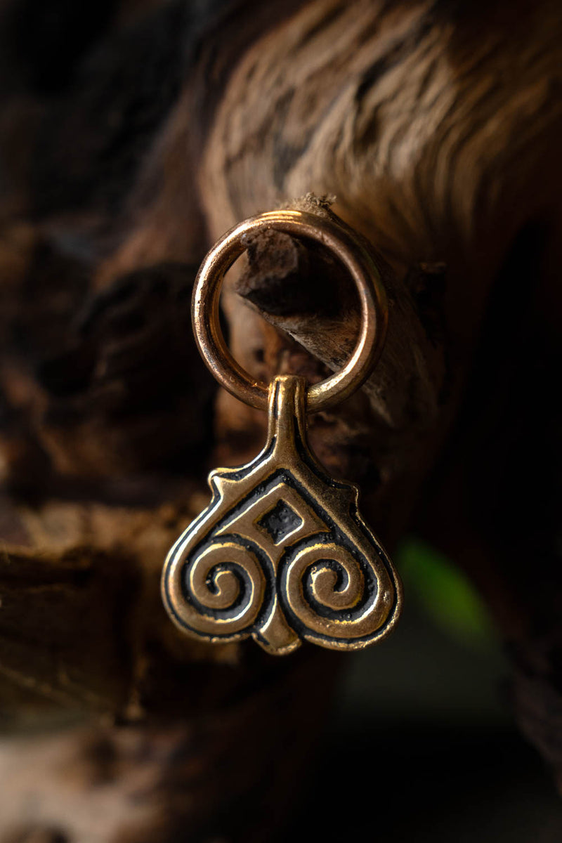 Heart-shaped Viking belt fitting with ring