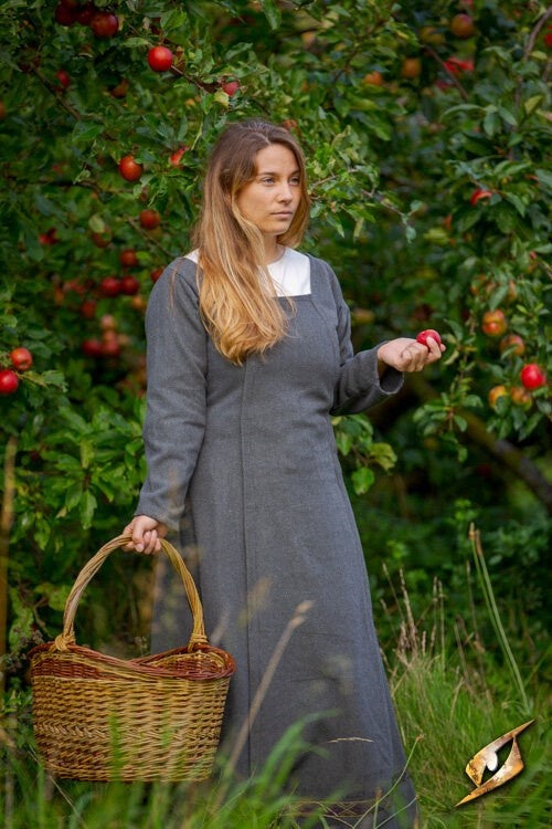Middeleeuwse jurk Estrid met visgraatmotief, natuurgrijs