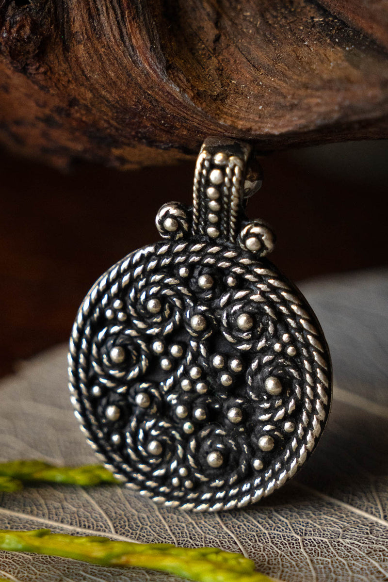 Birka skydda amulett, grav 943, försilvrad brons 