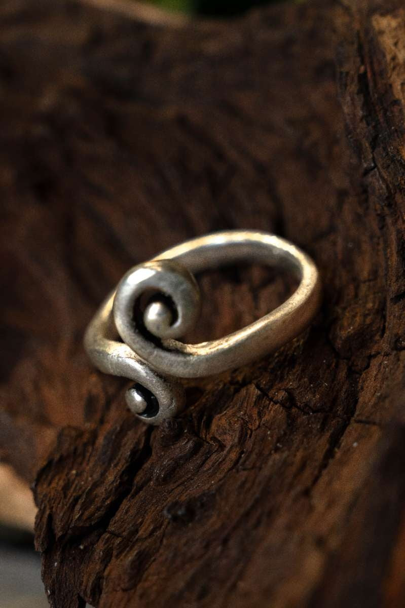 Keltische ring met gestyleerd spiraalmotief, verzilverd brons