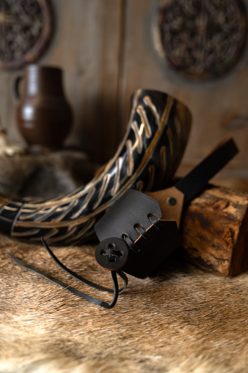 Drinkhoorn Gorm met leren houder, 300-500 ml