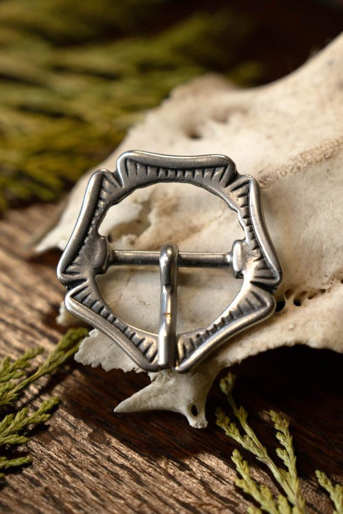 Senmedeltida rosformad spänne, försilvrad 