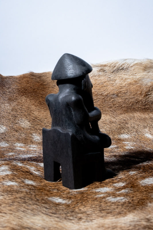 Thorsbeeldje Eyrarland, zwart