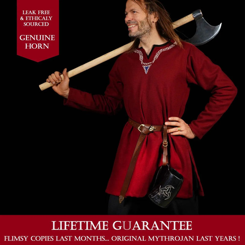 Hoorn mok met triskelion en houder