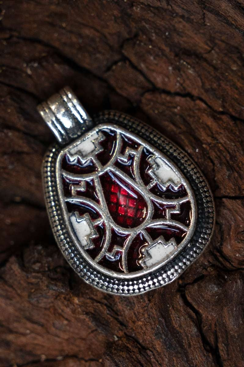 Faversham sieraad, verzilverd brons