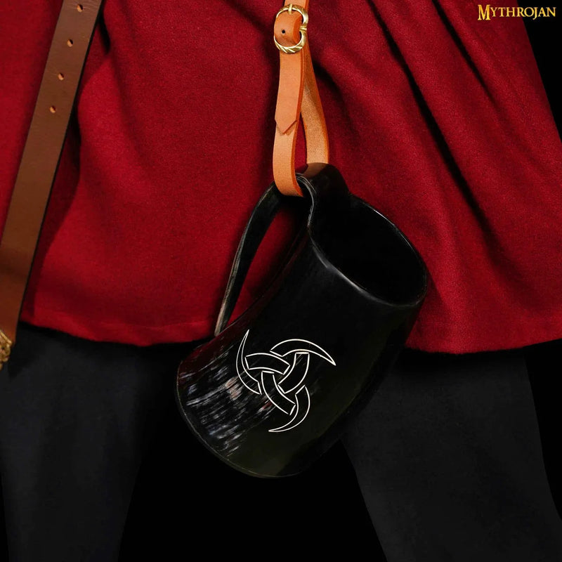 Hoorn mok met triskelion en houder