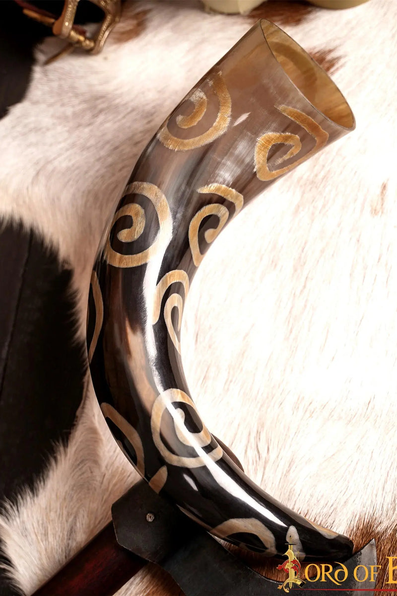 Prehistorische drinkhoorn met spiraalmotieven, 300-500 ml