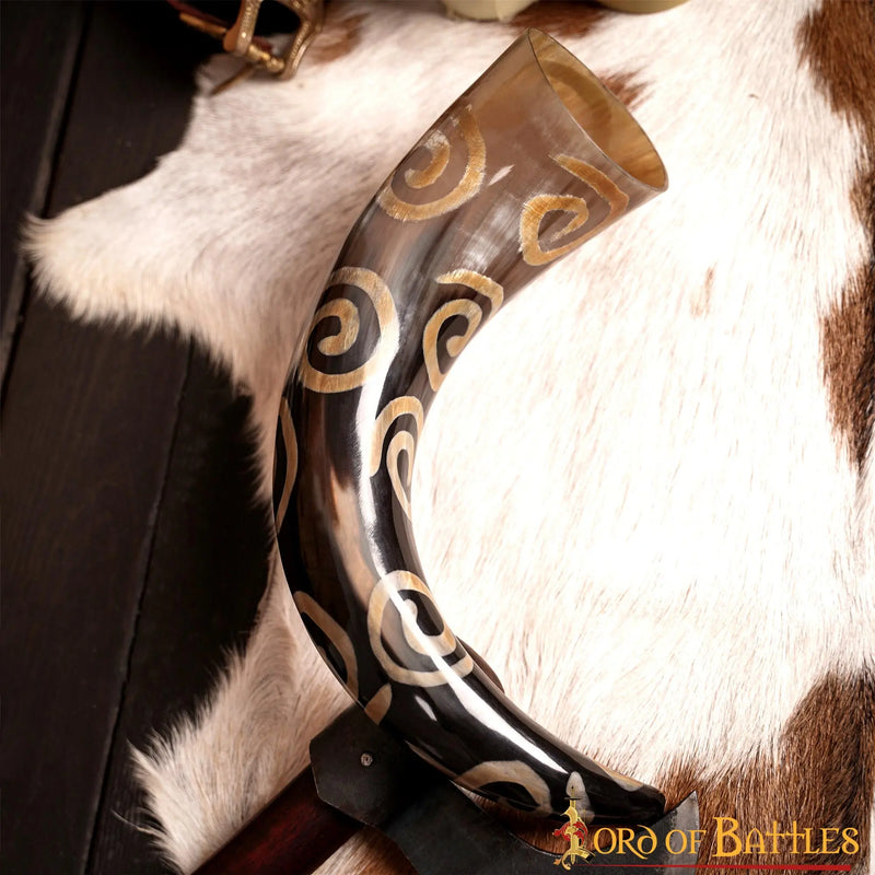 Prehistorische drinkhoorn met spiraalmotieven, 300-500 ml