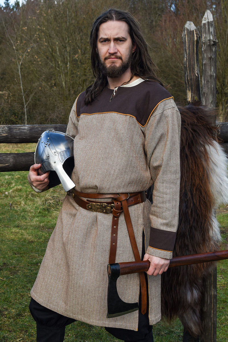 Thorsberg tuniek, vissengraatmotief, bruin