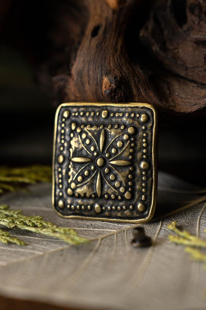 Riembeslag bloem (set van 5), 16e eeuw, brons