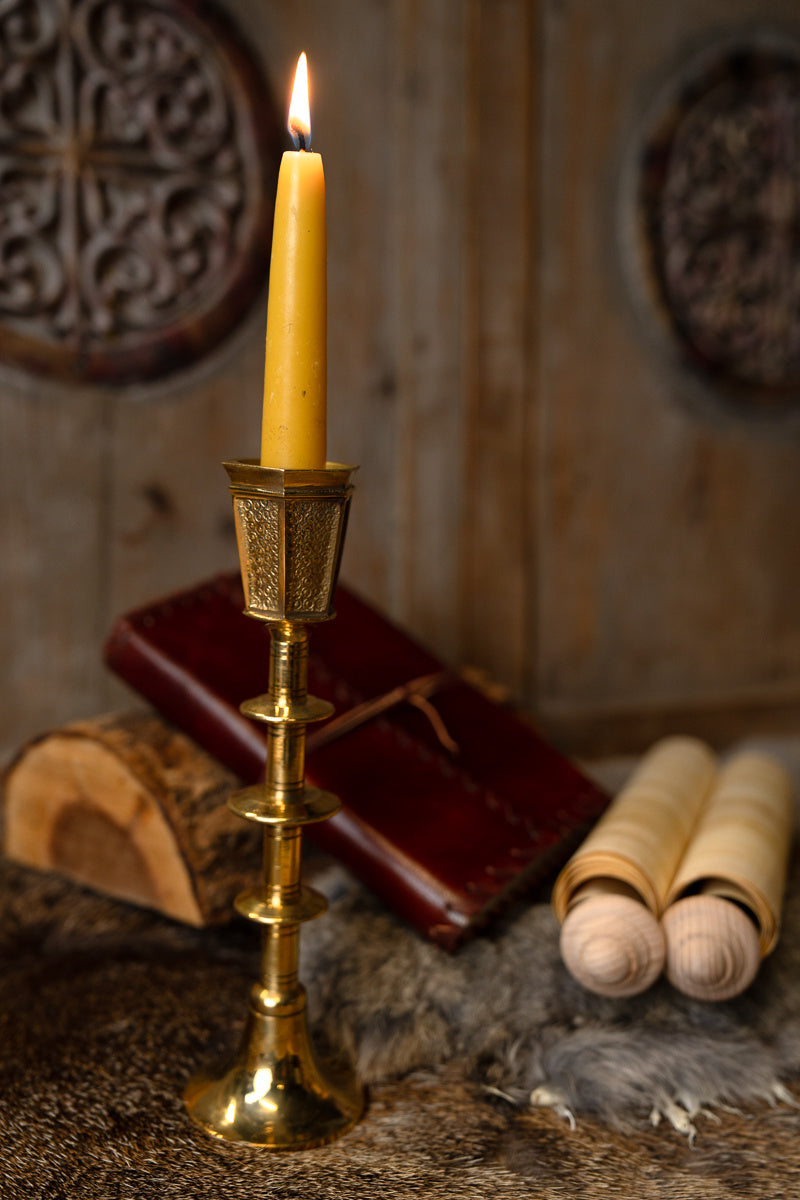 Mittelalterliche Kerzenständer, messing 