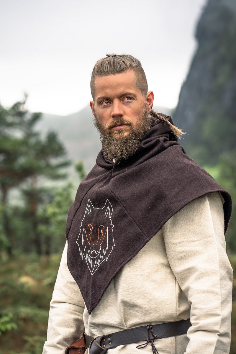 Skjoldehamm kaproen Halfdan met wolf, bruin, wolmix