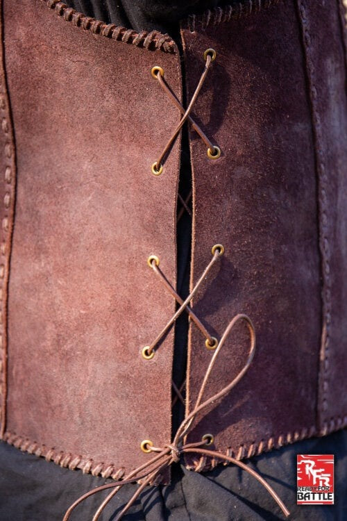 Brigandine met riemen, bruin