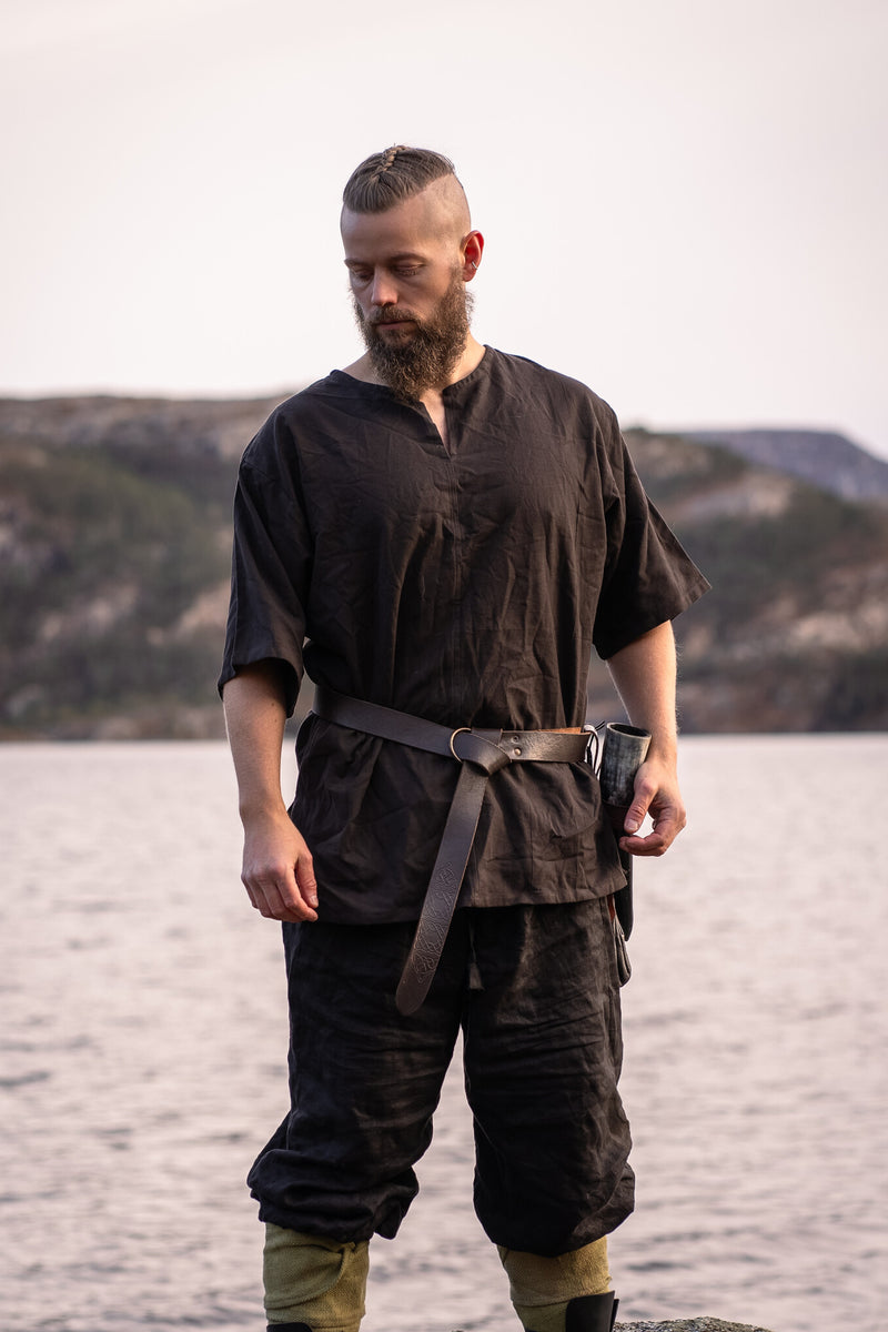 Tuniek Uhtred, bruin