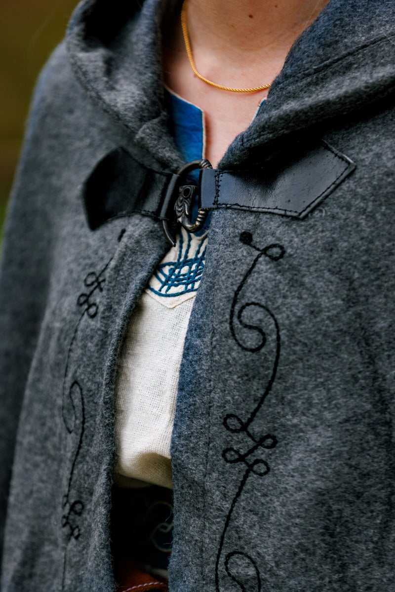 Bestickte Mantel Damia mit Verschluss, grau, Wollmischung 