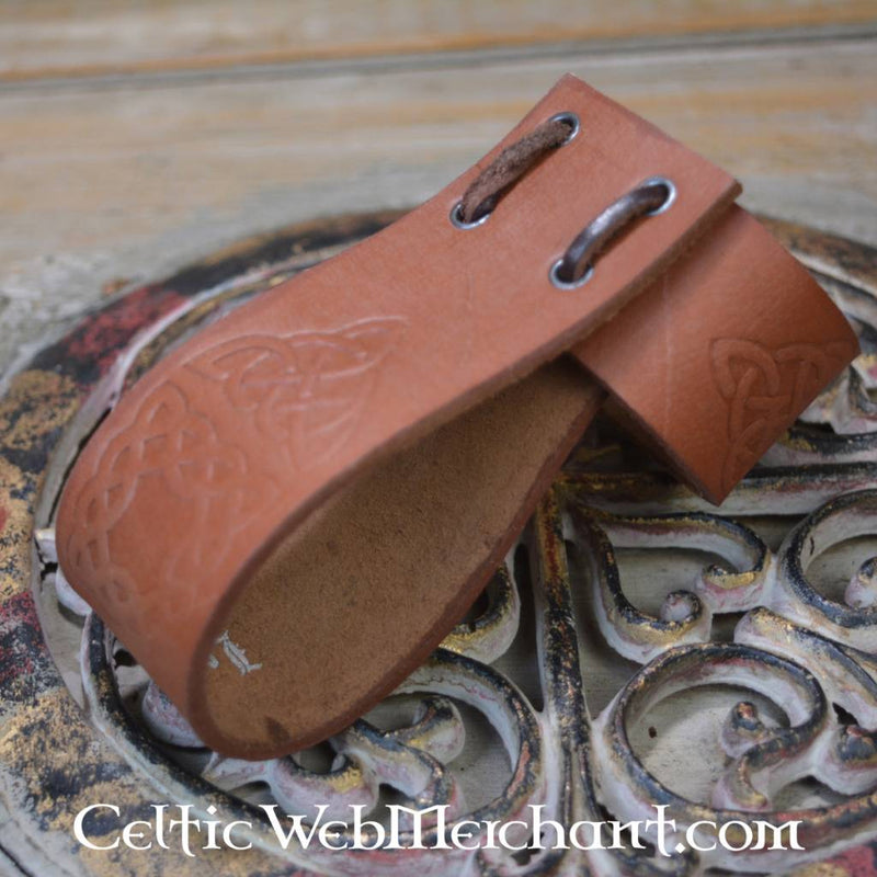 Drinkhoornhouder met Keltische knopen