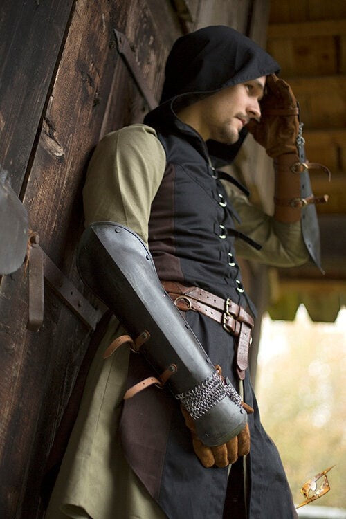 Bracers, onderarmpantser met maliën, gepatineerd, 1 mm