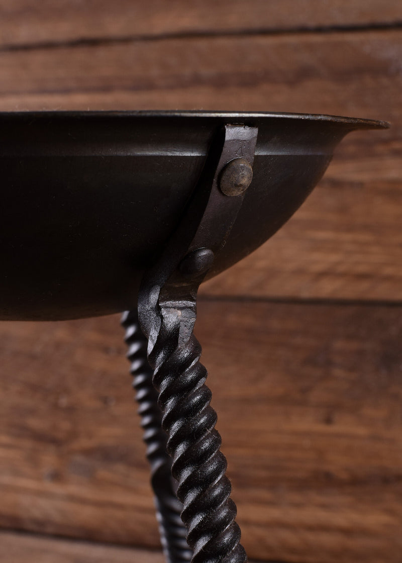 Kleine vuurschaal op poten