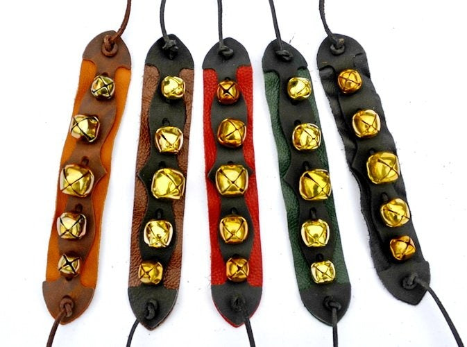 Armband met messing belletjes, bruin, leer